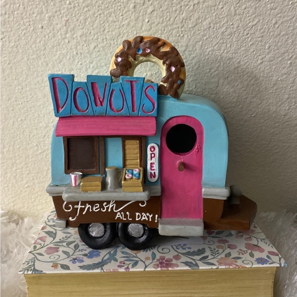 Beautiful donuts camper in 7-8”
